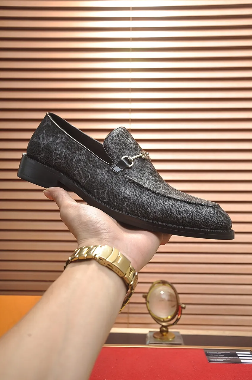 Men's men's shoes 💰460💶 [LV] (all high-end sheep lining) 🍀LV's latest genuine leather business suit shoes are launched simultaneously on the official website. The first-layer cowhide imported from Italy is made of heavy gold, 💥official website 1:1 rubber outsole. Versatile to wear, high-end without losing class, and the color combination is extraordinary. This four-season style is alluring when worn on your feet, showing off your big-name flair. Standard code 38-45 (45 customized)